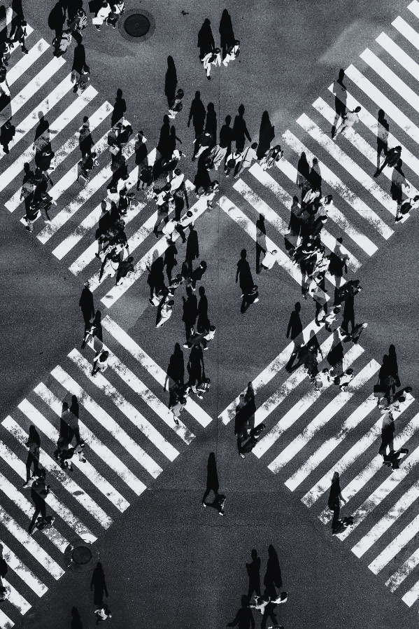 Cruce peatonal visto desde arriba con personas cruzando en blanco y negro